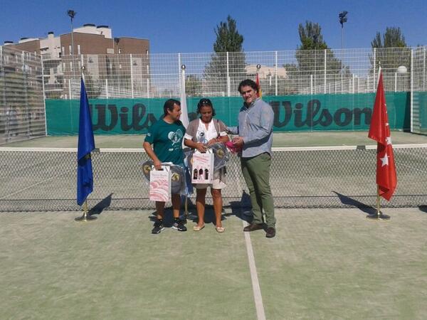 Campeones del torneo mixto de las fiestas 2013, Lucia y Alfonso. Hizo entrega nuestro concejal de deportes Ruben Ruiz