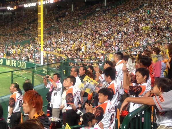 大阪の熱狂的巨人ファン 甲子園球場の巨人ファンと阪神ファンが一つになった瞬間 Giants Http T Co Bw4d6iydph Twitter