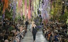 HilmarMulder's tweet photo. De mooiste catwalks van Fashion Week spring/summer 2014 http://t.co/U3HrF4XIjH http://t.co/qluDsxWKHh