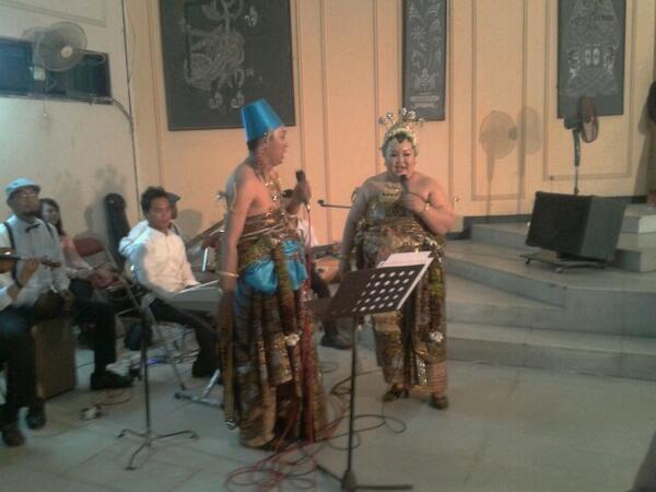 adiatmawicak's tweet photo. Mbak @vaniveryfunny and mas @elyandra29 singing together http://t.co/xljftqbXlq