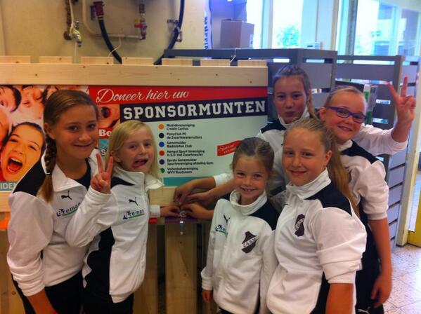 EGSVgnm's tweet photo. Vandaag stonden deze meiden in de #Boni om de spaaractie te promoten. Spaart u met ons mee? Alvast heel erg bedankt!! http://t.co/UJQnzL2aHX