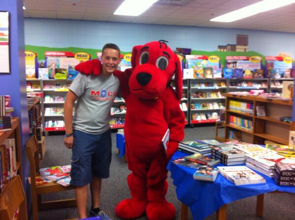 mapletonlmc's tweet image. “@nthehuddle: A special guest has arrived at the book fair!  @MCSisBest #CliffordTheBigRedDog http://t.co/hKpkznTiSG” @ScholasticTeach