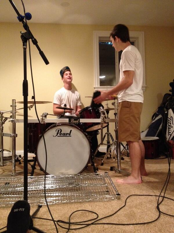 BroSpice's tweet photo. Back on the grind after 3 months! We have a garage show this Thursday! Ask for details! Experience happiness and joy http://t.co/5zhbyFINs6