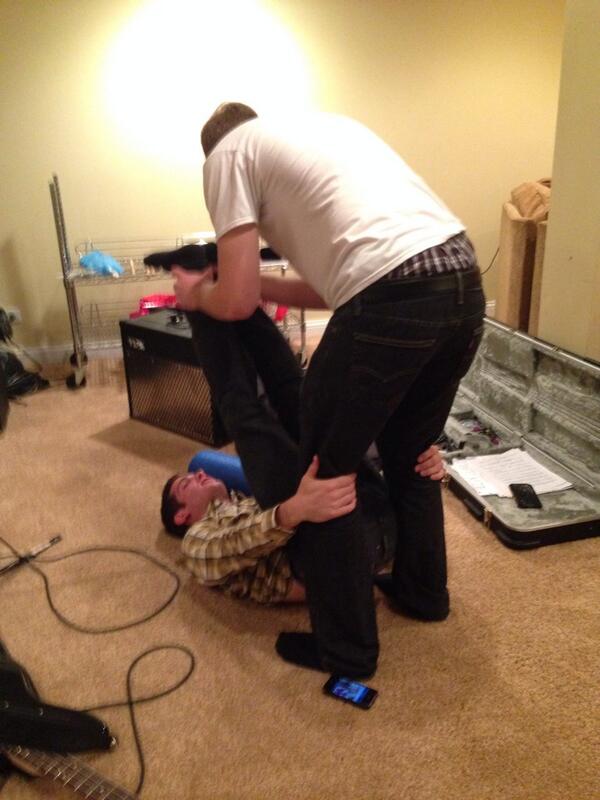BroSpice's tweet photo. Group stretch #fruitier http://t.co/hYN1HVtJUI