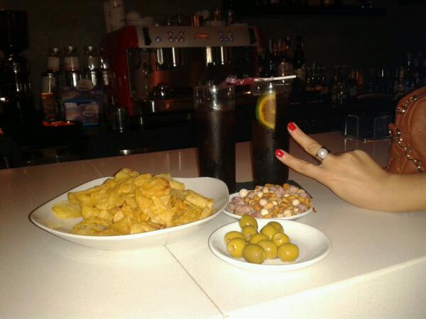 Lamellados's tweet photo. Y seguimos @nerfera @luciacb87  de tapeo pero ahora en rojales. Como nos cuidais @roustb @vebati http://t.co/87ZGlDIn89