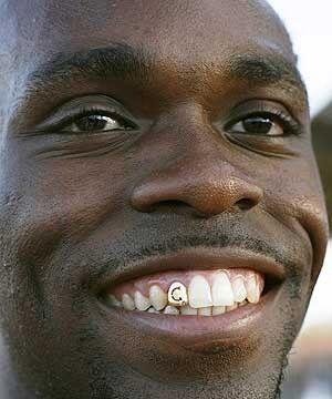 Фифти сент золотые зубы. Грилзы lil wayne. Афроамериканец улыбается. Афроамериканец улыбается. Черный негр.