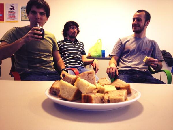 palamago's tweet image. Acá vemos a @tamoracing y sus secuaces, aprendiendo #coffescript y #backboneJS
:D
#nardoz