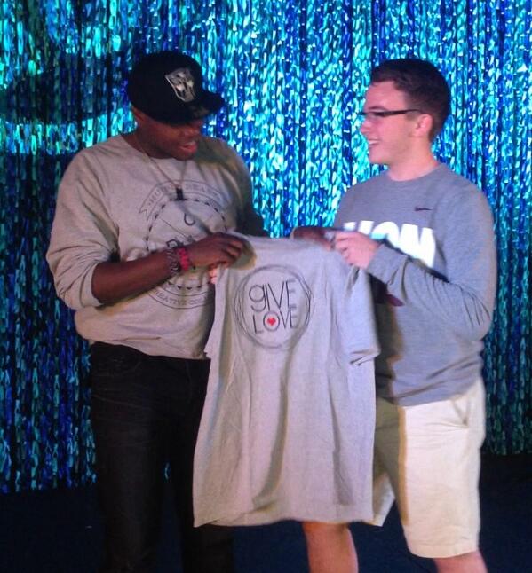 Give Love (@givelove2013) on Twitter photo Happy birthday <a href="/KOlusola/">KEVIN OLUSOLA</a>!! Here's a throwback to when we met him over the summer and gave him a shirt! Great guy. Happy birthday <a href="/KOlusola/">KEVIN OLUSOLA</a>!! Here's a throwback to when we met him over the summer and gave him a shirt! Great guy.