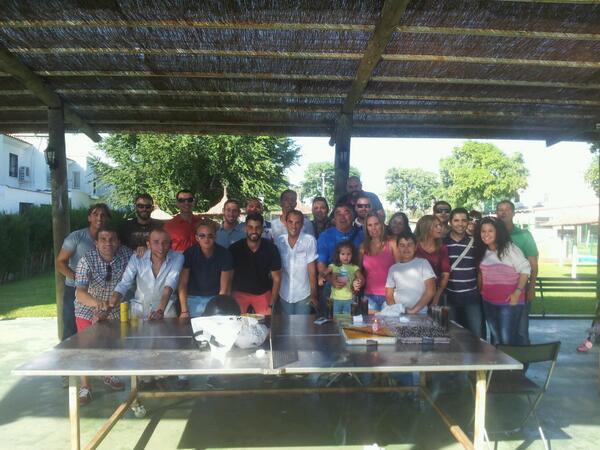 Davidvergal's tweet photo. Barbacoa fin temporada 2013 @Univ_de_Piscina. los q qedabamos ya a las 17 de la tarde jaja. http://t.co/fmvortXtDo