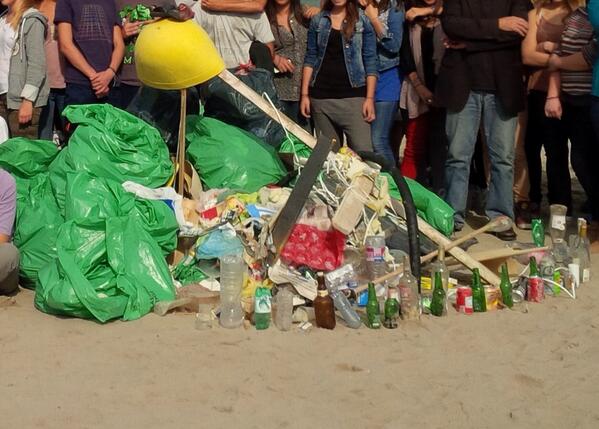 SENTINELLESDELE's tweet image. 130 lycéens sentinelles de Marseilleveyre ont nettoyé les plages Borely et rencontré @CCHANTELOT qui les a encouragé