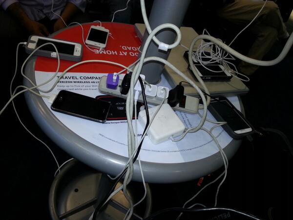 lehardysound's tweet photo. Asi andamos en los aeropuertos preparados antes la crisis energetica de los celulares http://t.co/0eGGSxgeDe