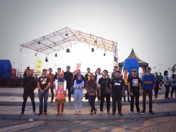 InstaMKS's tweet image. Teman2 #instamakassar pose front of the stage