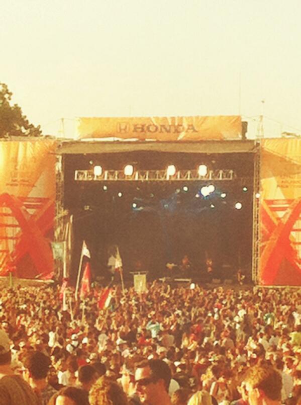 RevistaMarvin's tweet photo. Grimes acaba de despedirse.. Ahora toca el turno de Wilco y Passion Pit! #ACLconAzul #ACLfest http://t.co/ebLMiYSB55