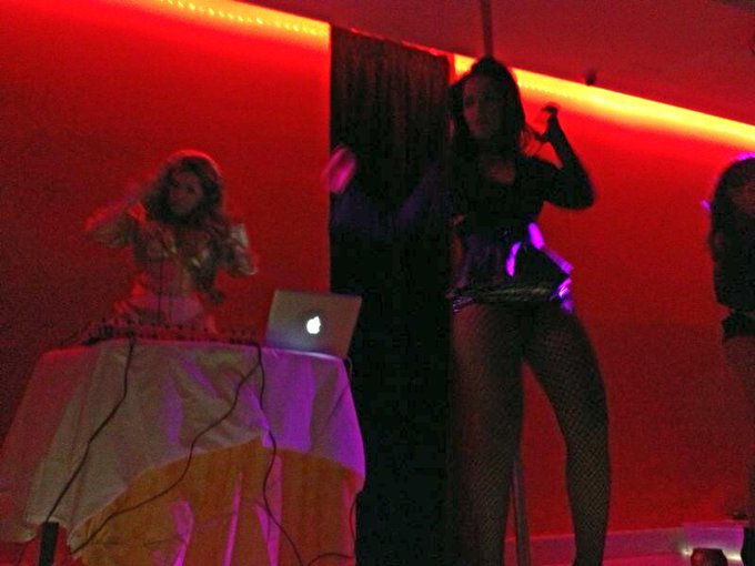 As&iacute; estuvo jueves el show en KISS http://t.co/mGVCo8asJD<a href="/tag/20m"class="tags"><span>#20m</span></a><a href="/tag/photositgirl"class="tags"><span>#photositgirl</span></a>