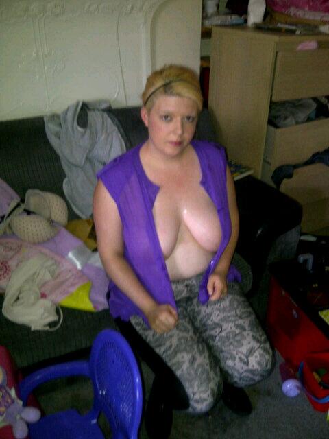 Handjobhayley21's tweet photo. Wana be a #slutmum come to me boys xxx http://t.co/xjMK38Z5bQ