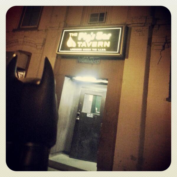 Ptbo_Batman's tweet photo. 8:20pm Head of the Trent - no line @PigsEarTavern - I'll have a tray of 50. #HOTT TrentU #youvechanged @Ptbo_Canada http://t.co/wZiFbxCuQD
