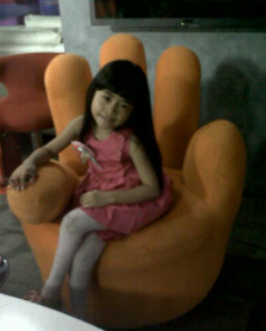 AlifaAddict_MKS's tweet photo. #SharePict alifa lg duduk di kursi tangan berwarna orange..,hehe:D http://t.co/fbiX15Hfh4