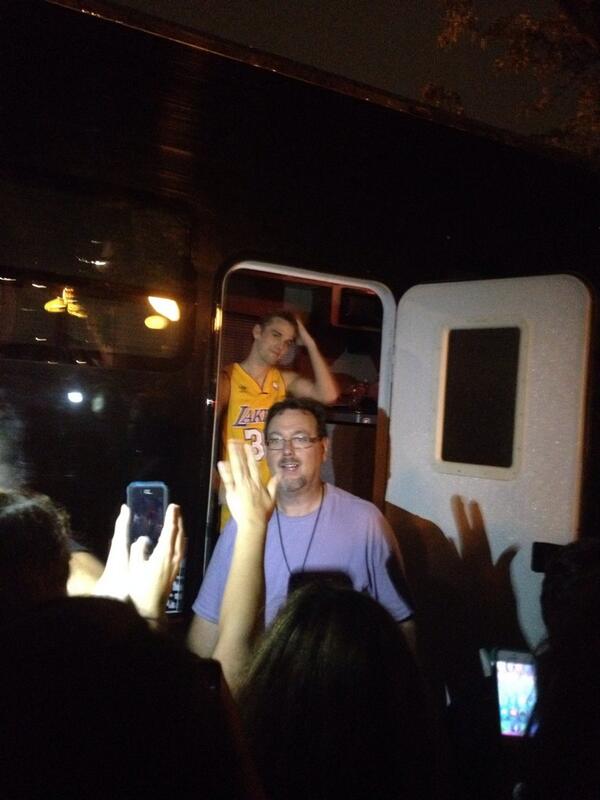 _Kelsaayyee's tweet photo. The perks of parking next to @AARONCARTER's bus http://t.co/ILjR8HD0dd