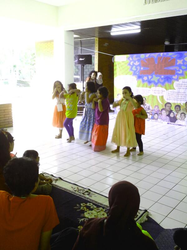 RumbaFISIPUI's tweet image. Seru banget lho, adik-adik rumba tadi abis nyanyi bareng ;)) @FISIPCeria