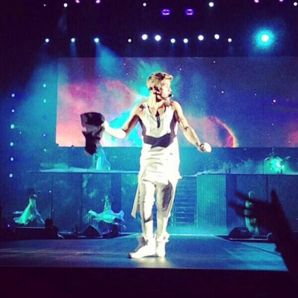 Mirah_Laksemi's tweet photo. RT@nandaaureliaSL: Justin performing in Shanghai, China  http://t.co/v0XmgqifcB @justinbieber