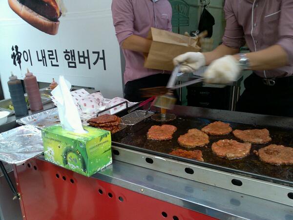 걸어가다가, 길에서 바로 만들어주는 와우버거(2900원) 라는 햄버거를 주문해서 먹어봤는데.
뭔가 야생적인 맛이라고 해야하나요?
다듬어지지 않았지만 나름 맛이 있네요.
(일산 뉴코아 마두역 쪽 옆건물 1층)