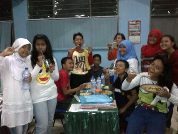 7C101's tweet photo. Waktuu bukber{}kharisma,annisa,rabbani,zulham,ipan,bu floria♥,siska,alpian,iraa,amel,utii;* sayangnya gadateng smua_- http://t.co/e1K9xXrEUj