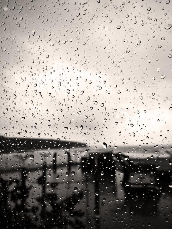 비오는 진하바닷가를 바라보며 앉아있음