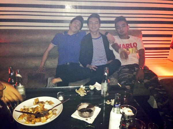 NikotheCastillo's tweet image. Mga boss ko nga pla! Hahaha! #vipsection @jerjerMean @Emanuelism @KoyaCarlo !:))