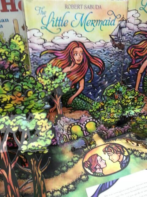 紀伊國屋書店 新宿本店 Al Twitter 7階洋書 ポップアップ絵本といえば ロバート サブダ アンデルセン童話 人魚姫 が華やかに再現された新作 ギフト絵本としてもおすすめです 棚番号f10 Yn Http T Co 04eu4xz4b0 Twitter