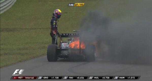 a3formula1's tweet photo. Incendio en el RB9 de Webber [VÍDEO] #A3F1Corea http://t.co/awVtdrs6Mp http://t.co/JEbn5iaycM