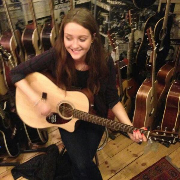 leeesmusic's tweet photo. New guitar <3 http://t.co/dmJclFaiGk