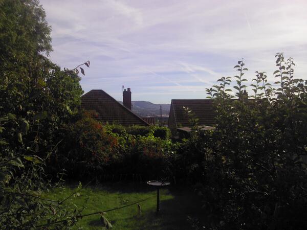 MatthewIanHale's tweet photo. Thought I'd share a sight most people don't get to see or believe exists. A sunny day in Wales - Caerphilly http://t.co/3ZR2uLzXIr