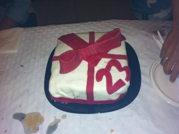 laury090's tweet photo. Y gracias a mi @raqelsl por esa pedazo de tarta. Te quieroo!! http://t.co/xKqAFgP32S