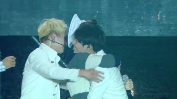 Taemintator's tweet photo. Onew, Taemin &amp; Suho hugging ^^ #SHINeeSpecialComebackLive http://t.co/6VJLjX7PEc