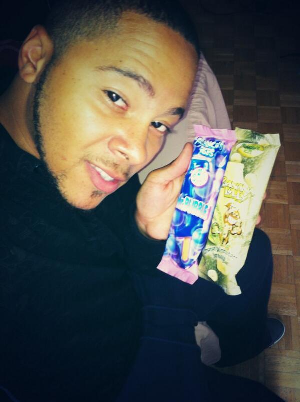 ARoachBridgeman's tweet image. Suns out☀
So had to run up on the ice cream van🍦🚐
&amp;amp; cop a quick #MrBubble &amp;amp; #BananaLolly... #OldSkoolFavourites