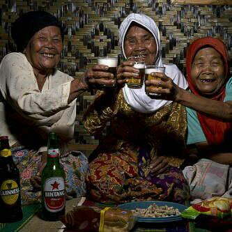 dio_reza's tweet photo. Nenek nenek gehol... Lanjuuuttttt, hahahahaha....!!!! http://t.co/nWRJnb2ePv