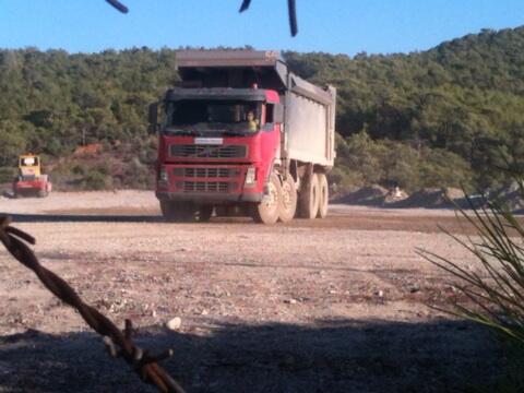 Akkuyu nukleer santral alanı.Plakasiz Araclar.. Neden plakasiz? Çünkü suc işliyorlar. Nasıl? Ced yok çünkü.