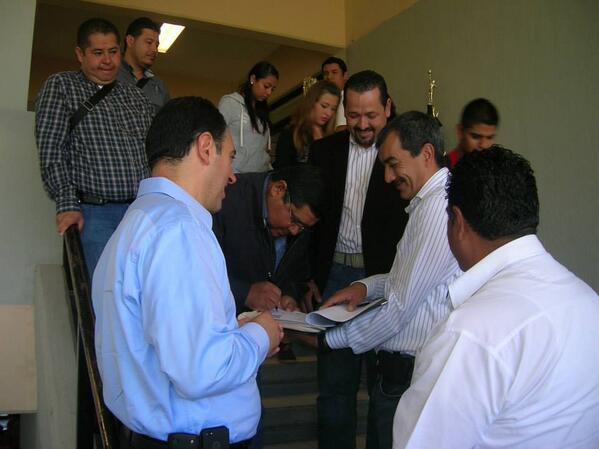 itsloretozac's tweet photo. El  Senador Alejandro Tello Cristerna Firmando Compromisos por la educación del ITSl. http://t.co/eYHDzXuOPs