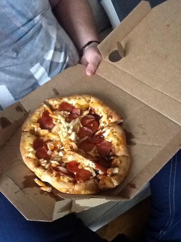 mrsninatuck's tweet image. This is suppose to be a medium pizza! Landslide @Dominos_BLkPool  #hmmm #qualitycheckFAIL
