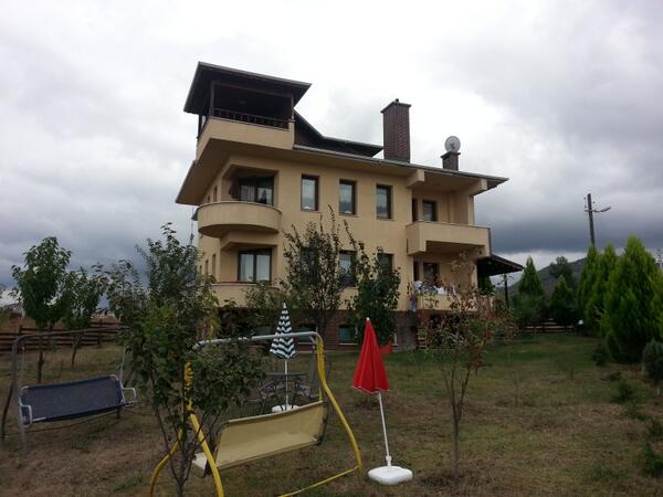 Izmit karsiyaka'da 7 oda 3 salon 1000 m2'lik arsa içinde 450 m2 konak&amp;villa 450 bin $