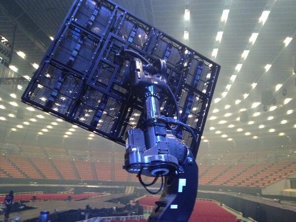 AndyRobot's tweet image. New Jumbo RoboScreen. #robots @deadmau5 #andyrobot #roboticarts #mau5bot