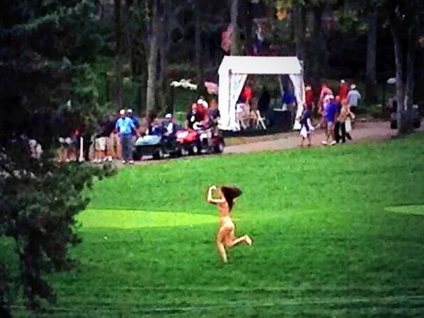 BunkersParadise's tweet photo. I wasn't kidding when I said there was a streaker at the #PresCup Here is it. #Streaker #PresidentsCup http://t.co/nhe9tR4c6m