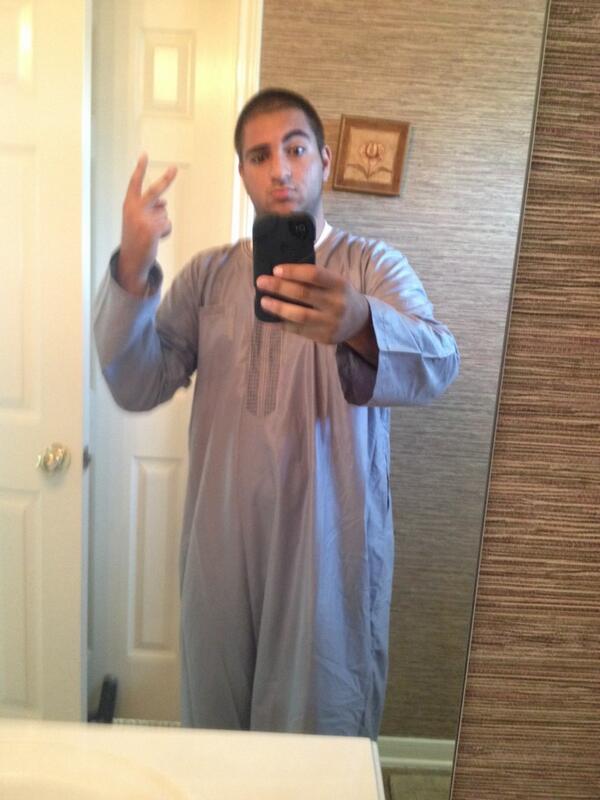 KingHusHTX's tweet photo. Wearing the traditional Arab robe http://t.co/WaNulf6abY