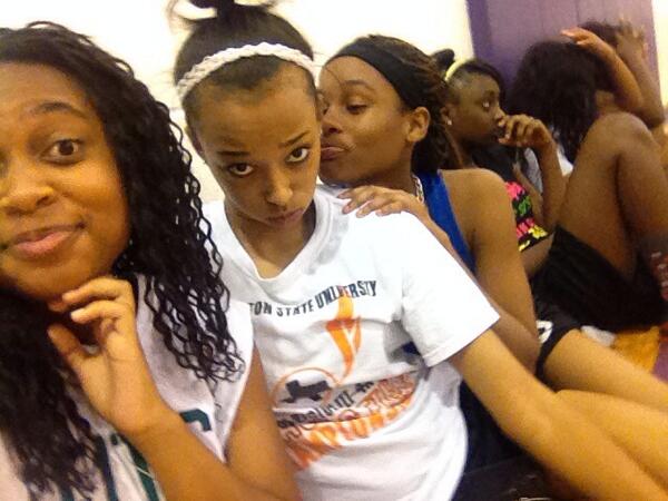 DeeVieraEasley's tweet photo. #tweetabondthatcantbebroken LMFAO @_selenaw3 @nizzynitri_ http://t.co/rbka19ML21