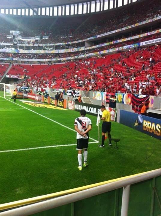 Juninho faz gesto obsceno à torcida do Fla e acirra discussão na internet