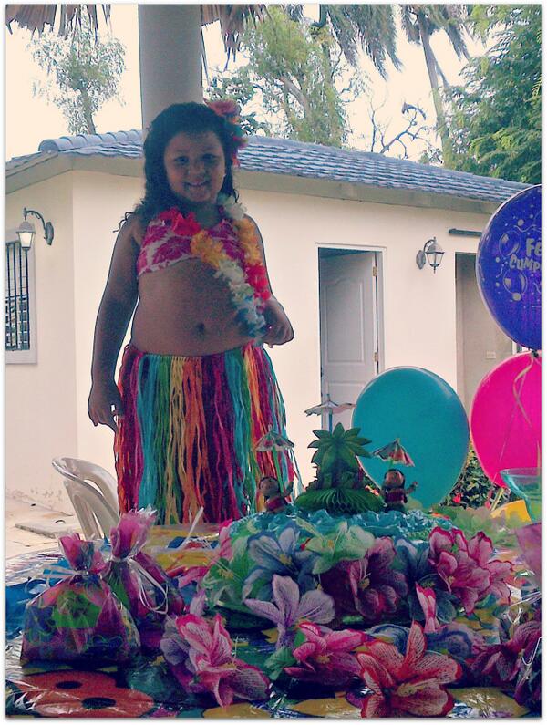 FannellyH's tweet photo. “@SoribelC: @FannellyH Neeee mira mi hawaiana en su bday party No.6 http://t.co/sA7TBhL1K5” wao que hermosa la niña. Besos