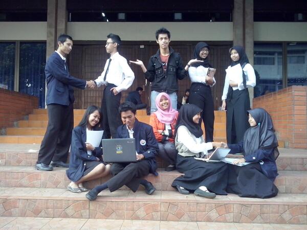 kelompok14's tweet photo. Iya ih nabila ditungguin :( "@meutiaaaaa: aku ga ikutan ketiduran :(( "@kelompok14: http://t.co/aB6O8o38u2""
