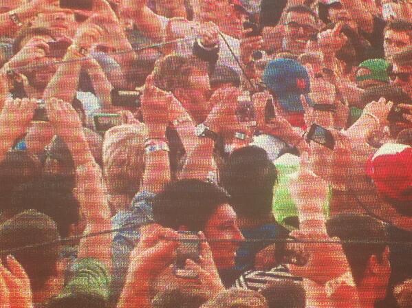 RevistaMarvin's tweet photo. ¡¡The National se entrega literal a su público en #ACLconAzul !! ¡Qué gran manera de tocar un festival! http://t.co/YraH6MM0Gy