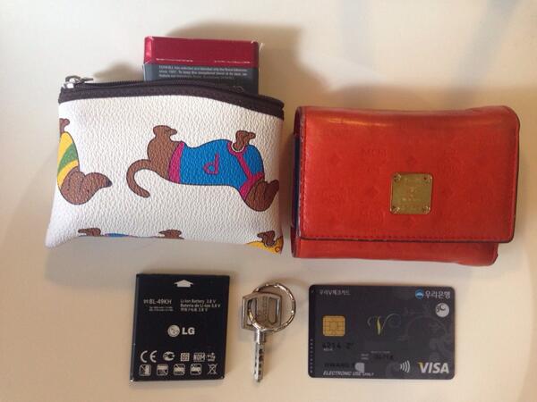 SSF1999's tweet image. 쌈싸페 이후 보관중인 분실물들입니다 3. 미니파우치(w/ㄷㅎ), 열쇠, 핸드폰 배터리, 지갑(박지혜님),우리은행 체크카드(황수진님)