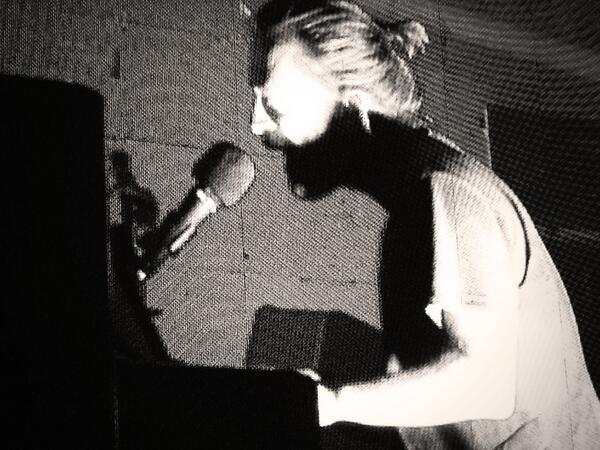 RevistaMarvin's tweet photo. Atoms for Peace ahora toca "Rabbit in Your Headlights" en #ACLFest #ACLconAzul Flea acompaña en voz http://t.co/J588VxvtgU
